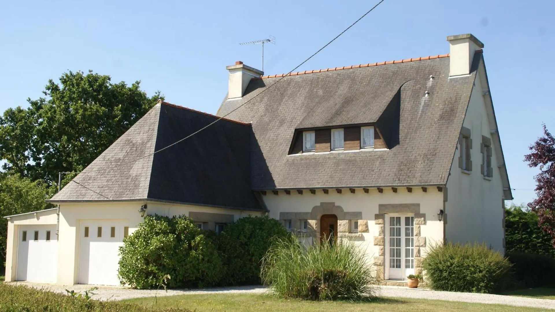 Large Holiday Home With Garden In Brittany Henansal France